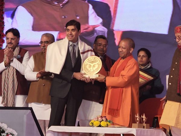 InMobi and Glance founder Naveen Tewari receiving an award on stage from Uttar Pradesh Chief Minister Yogi Adityanath on UP Day