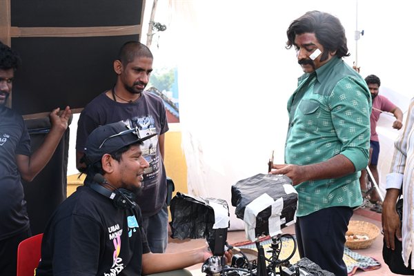 Vijay Sethupathi with Selvakumar S. K. on the sets of Baththa