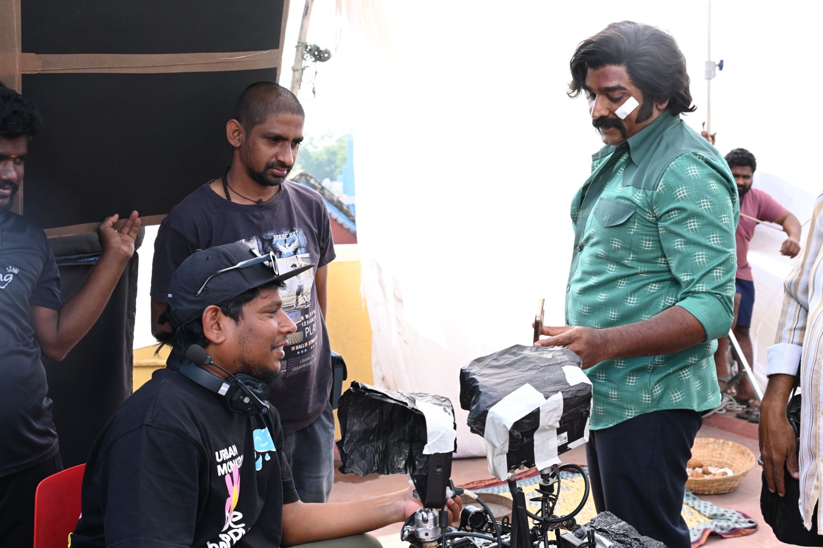 Vijay Sethupathi with Selvakumar S. K. on the sets of Baththa
